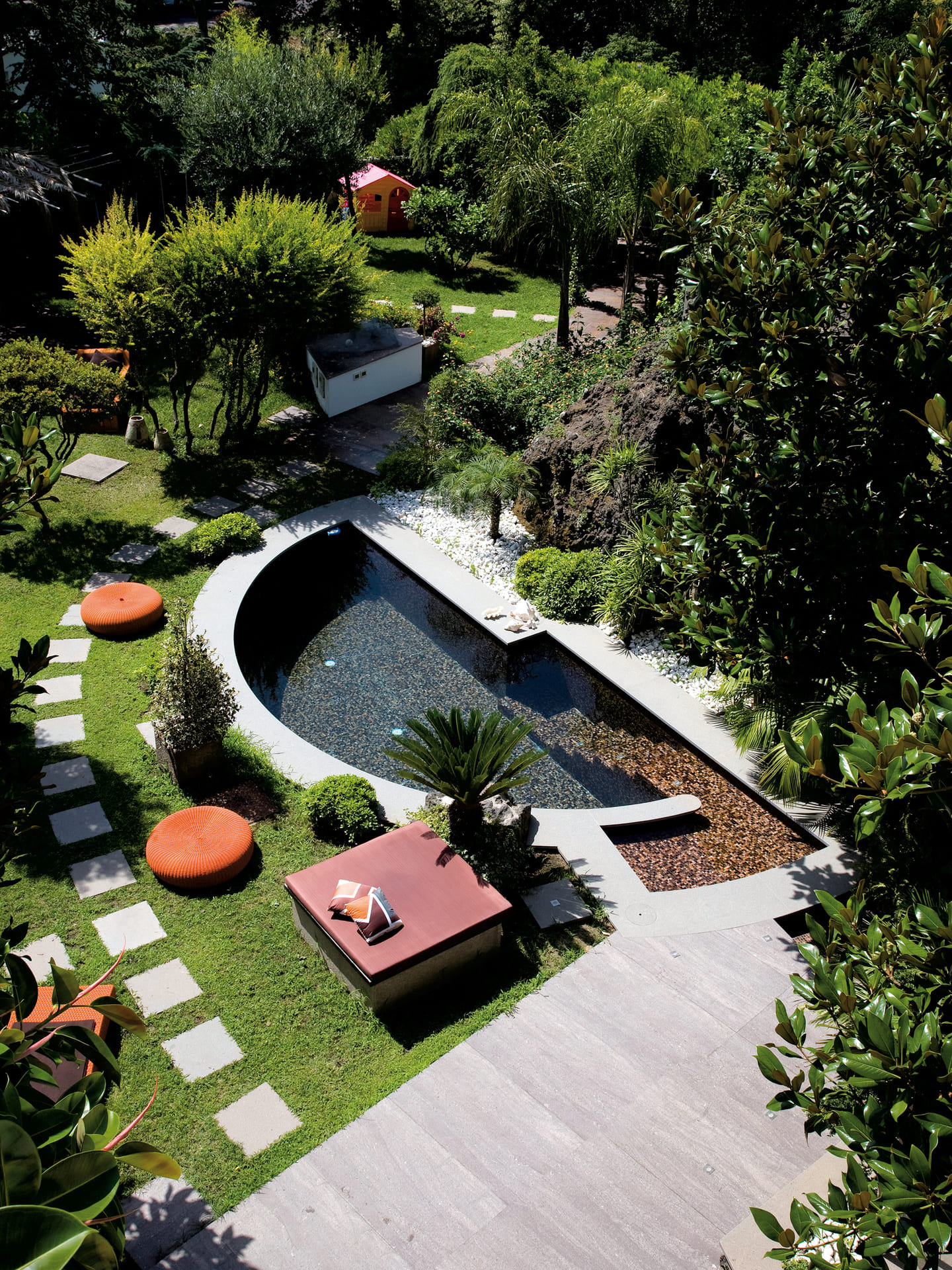 Schön gestalteter Garten mit besonderem Pool