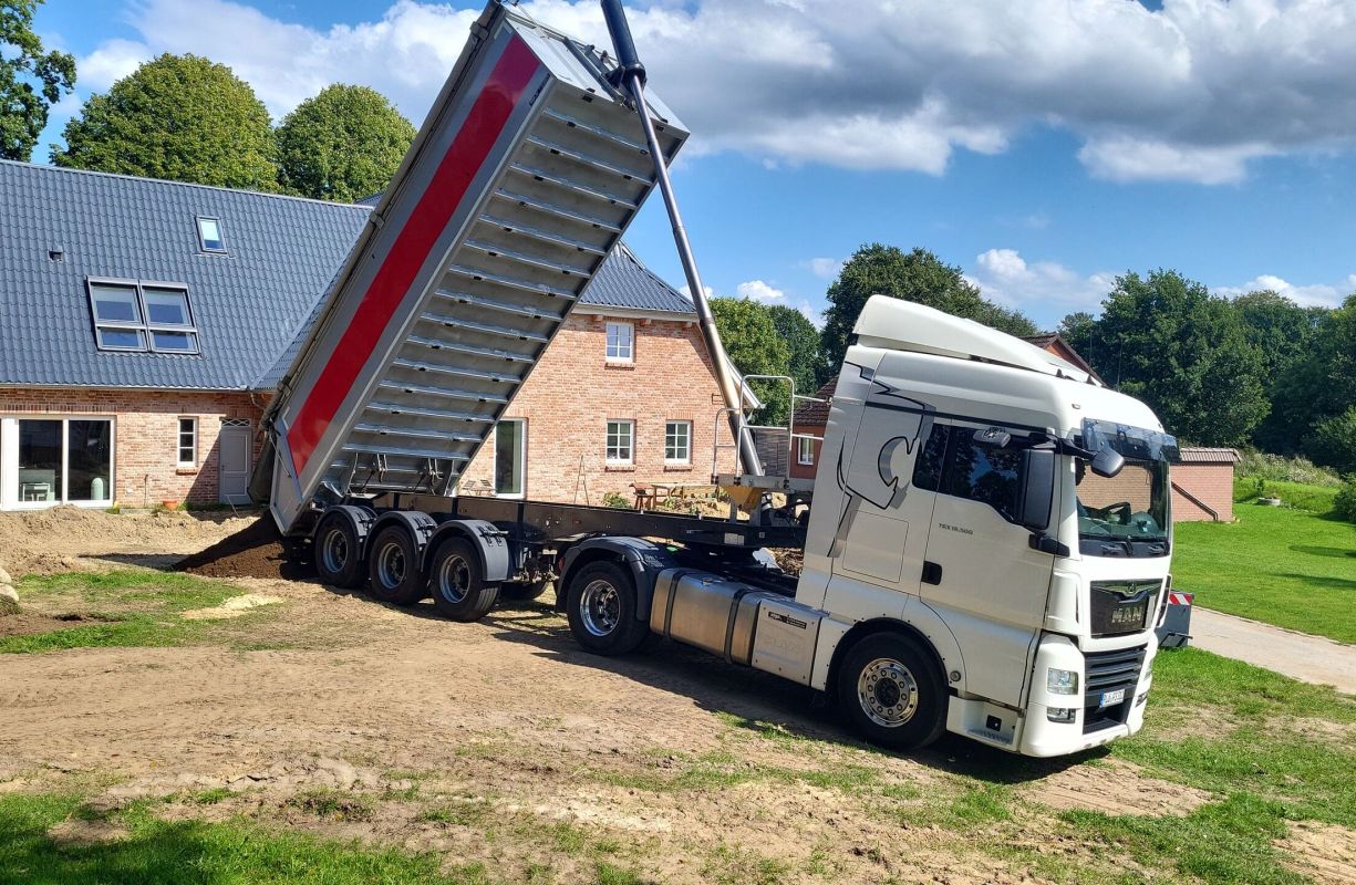 LKW kippt Mutterboden vor Haus ab