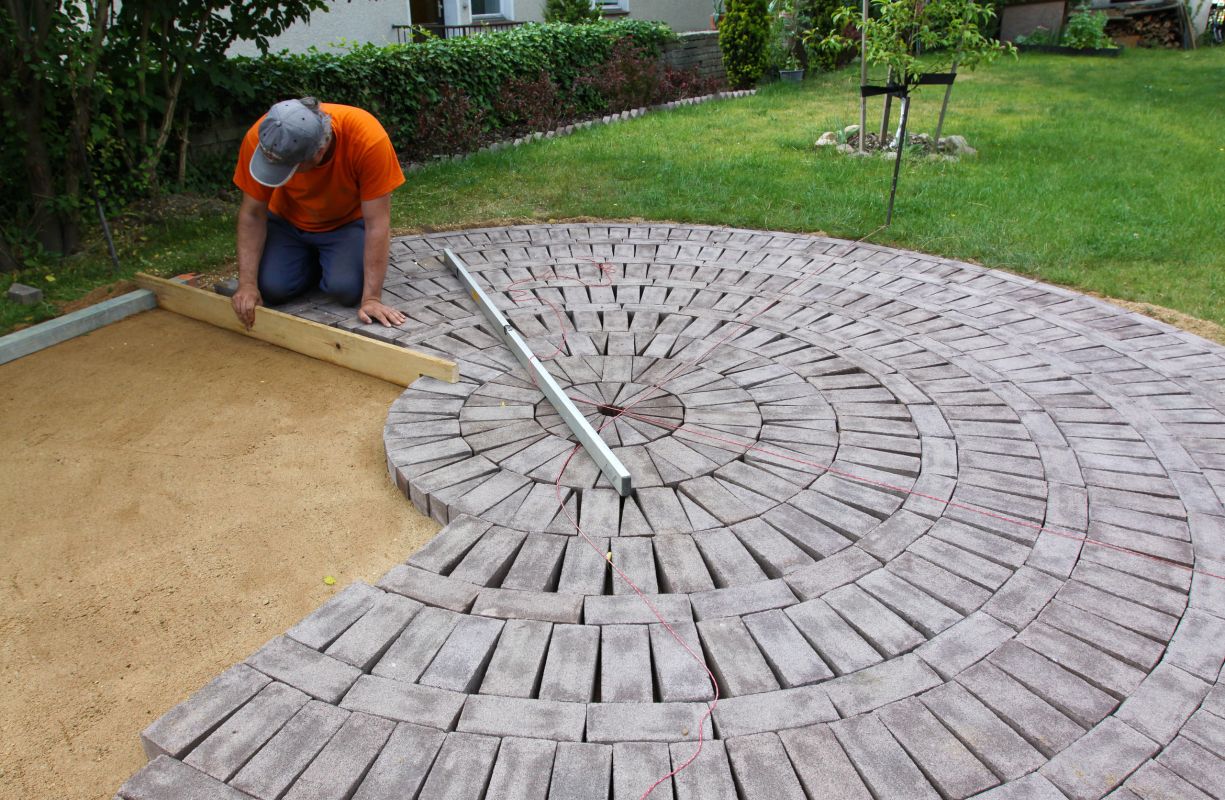 Entstehung einer rund gepflasterten Terrasse