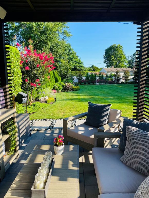 Hozpergola mit Sitzgelegenheit, Blick in gepflegten Garten