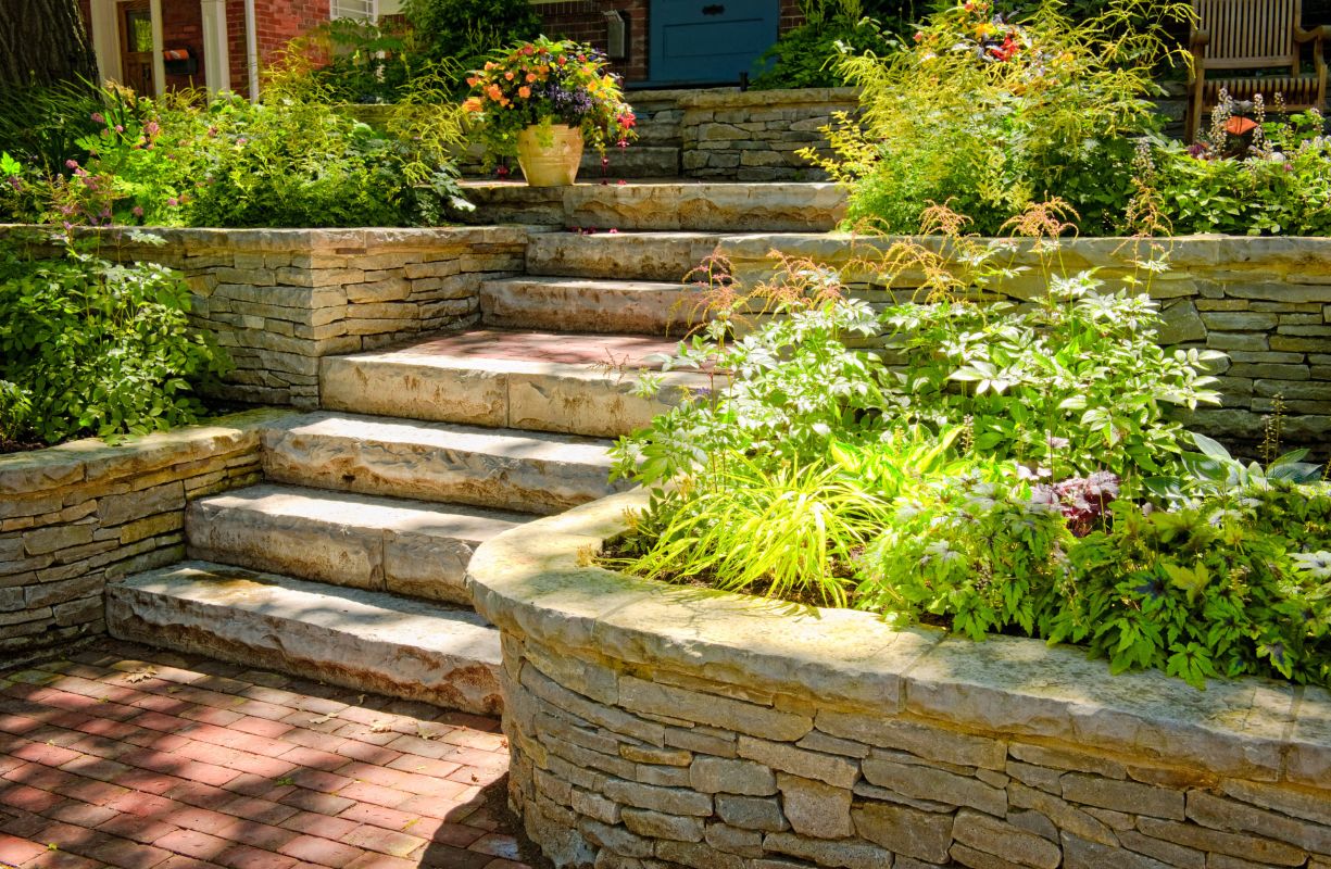 Treppe und Mauern zum Hang abfangen in Garten, die Podeste sind bepflanzt