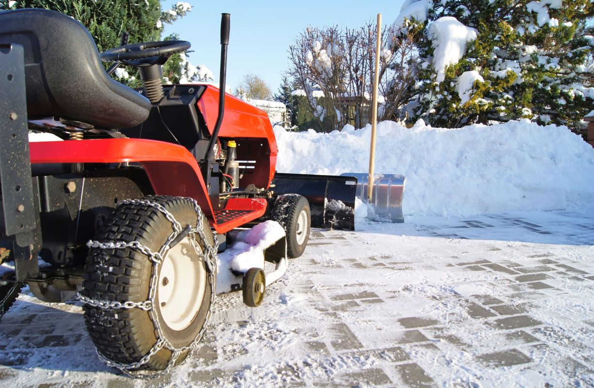 Aufsitz-Rasenmäher mit Schneeschild und Schneeketten